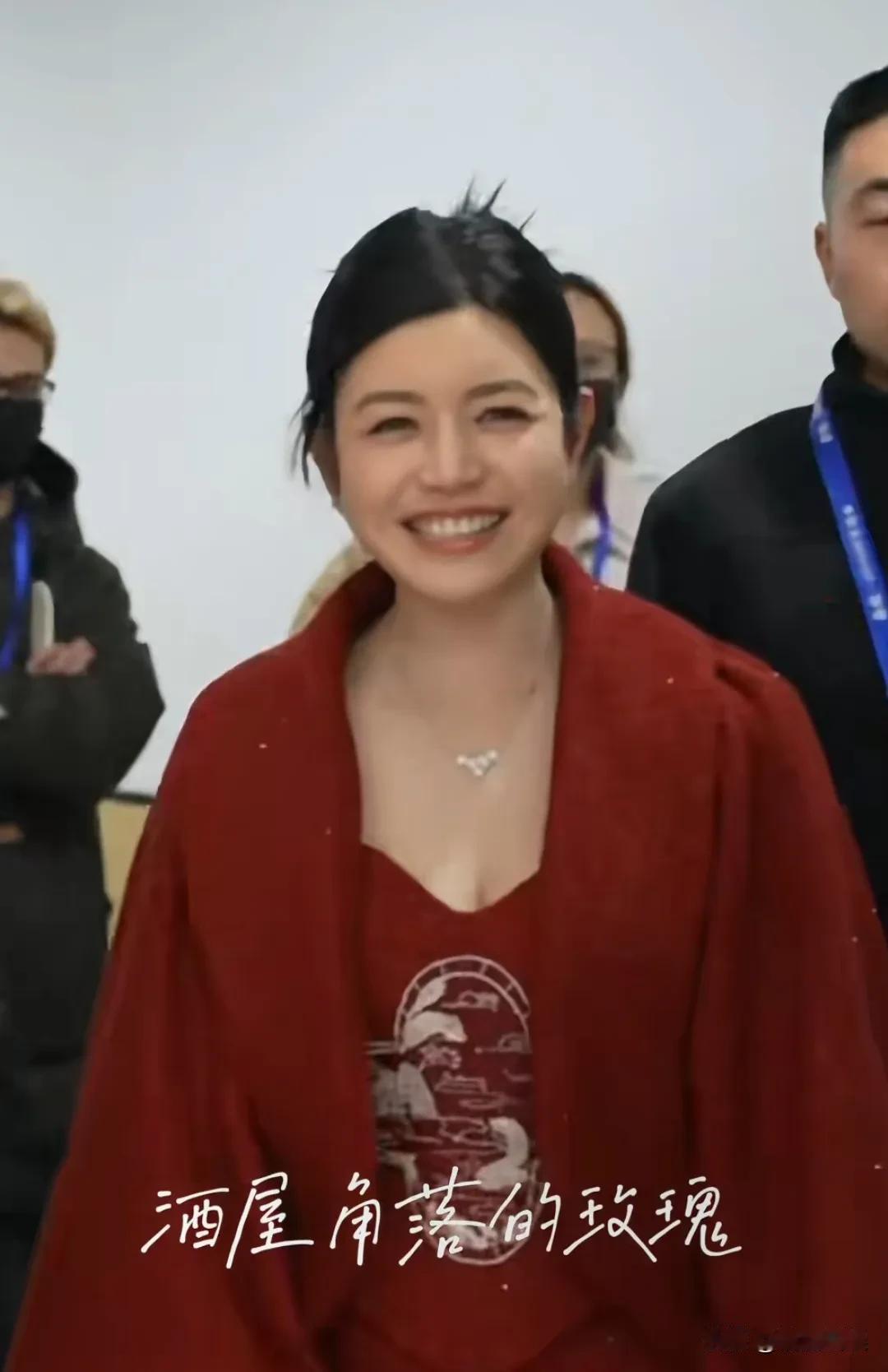 红气养人啊，陈妍希离婚后真的是开挂了，状态好到不行！她现身央视，参加央视跨年晚