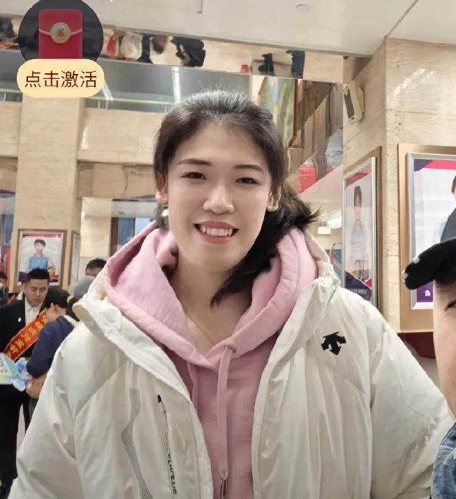 李盈莹惊喜现身天津体育馆！现场助威天津女排挑战上海强敌