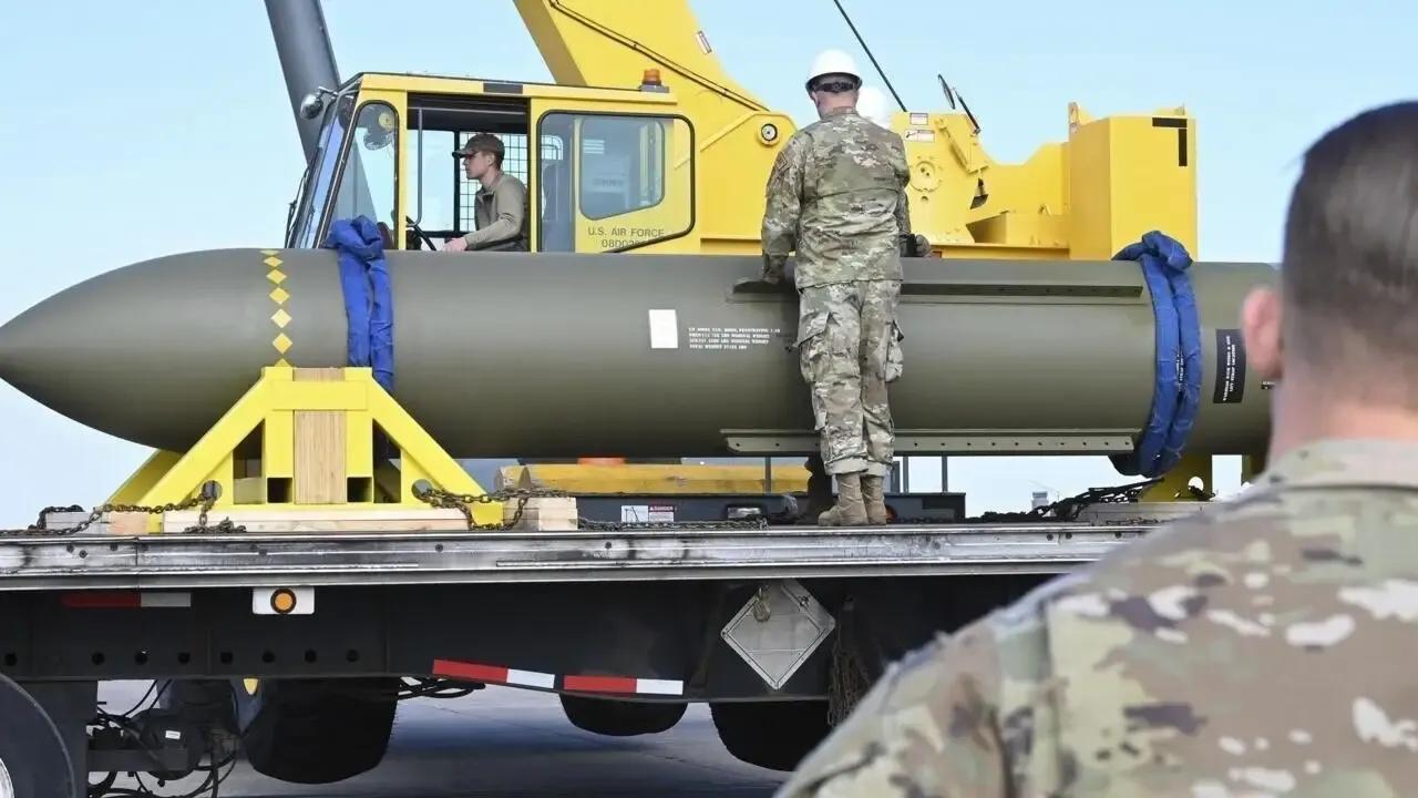 美军GBU-57巨型钻地弹是对付伊朗中部福尔杜地下深处的铀浓缩设施进行定点清除，