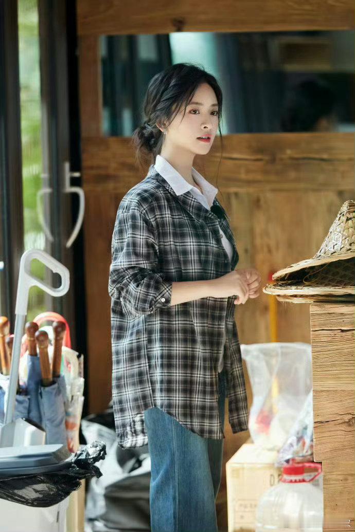 谭松韵沈月谭松韵女宝之间的友情真的太美好了不是轰轰烈烈，而是细水长流。是片场的