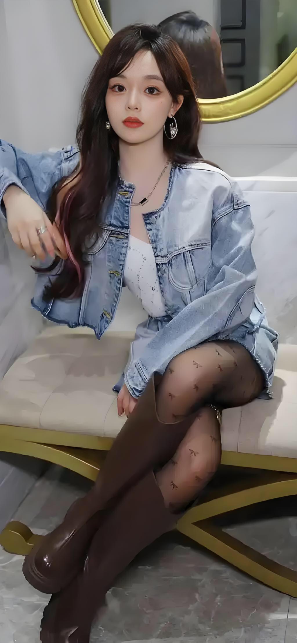 黄霄雲~丝袜女孩🍞好爱丝袜，不论日常还是舞台上都爱穿丝袜。虽然是个小短腿，但是