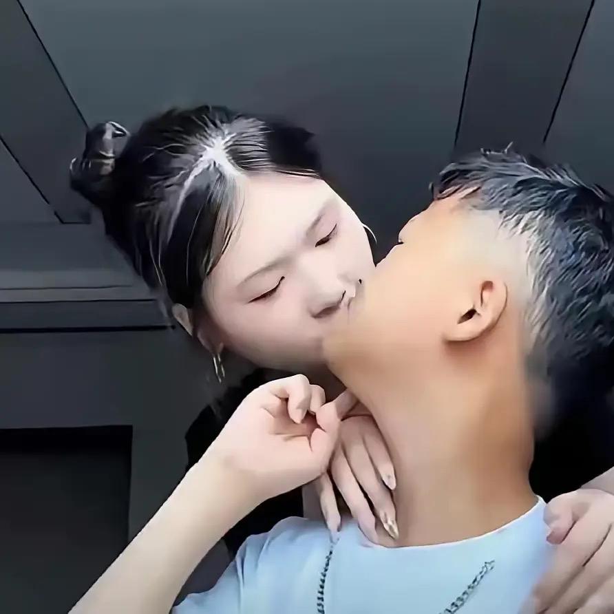小马云的心智还不是很成熟，一个女孩跟他接吻，真的合适吗，但大家都在猜测，又是背后
