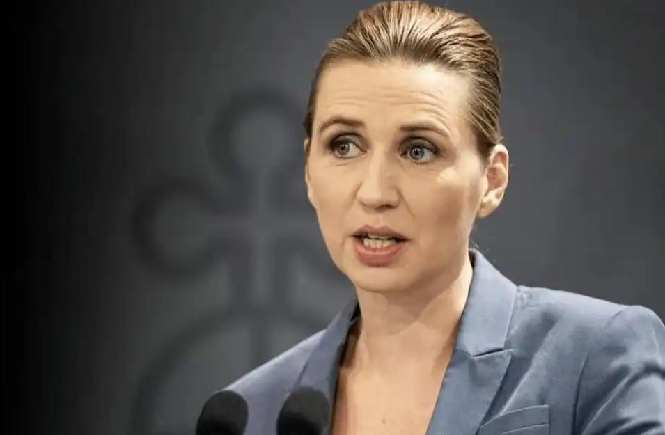 真是笑死个人！当年丹麦跳得比谁都高，天天喊着中俄是威胁。现在好了，被美国大哥背后