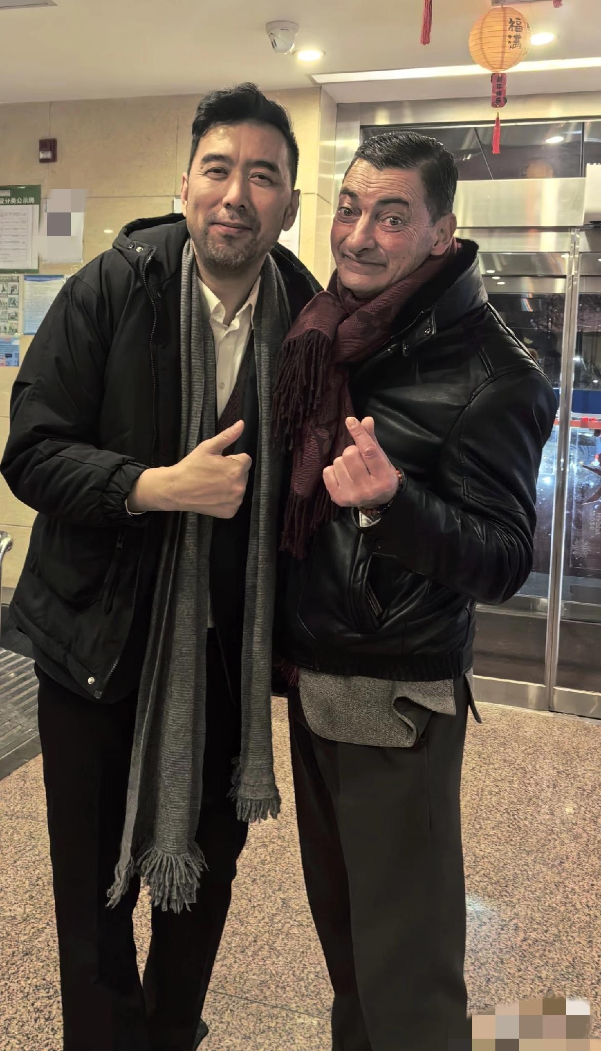 憨豆先生近照满脸褶子，一点都不搞笑！近日，曾演过憨豆先生的英国喜剧演员罗温·