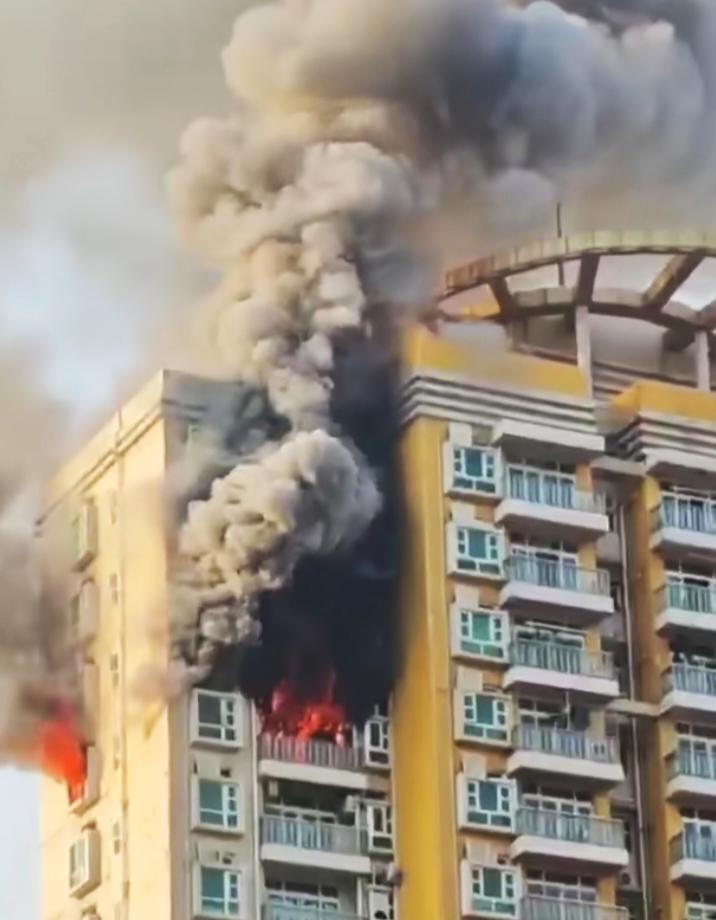 前两天深圳罗湖一高层住宅发生火灾，今天小区物业再次提醒大家注意家庭防火，特别提醒