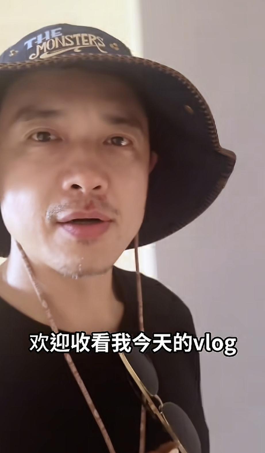 8月2日，高云翔在天津与小酒窝相聚，高云翔真是不修边幅了，极尽扮丑，看着像五六十