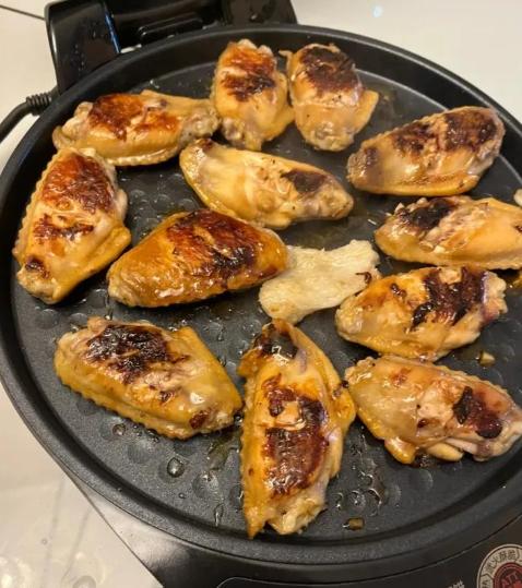 我家那个电饼铛，还是结婚时买的，用了不到五次就塞进柜底。前几天收拾厨房翻出来，落