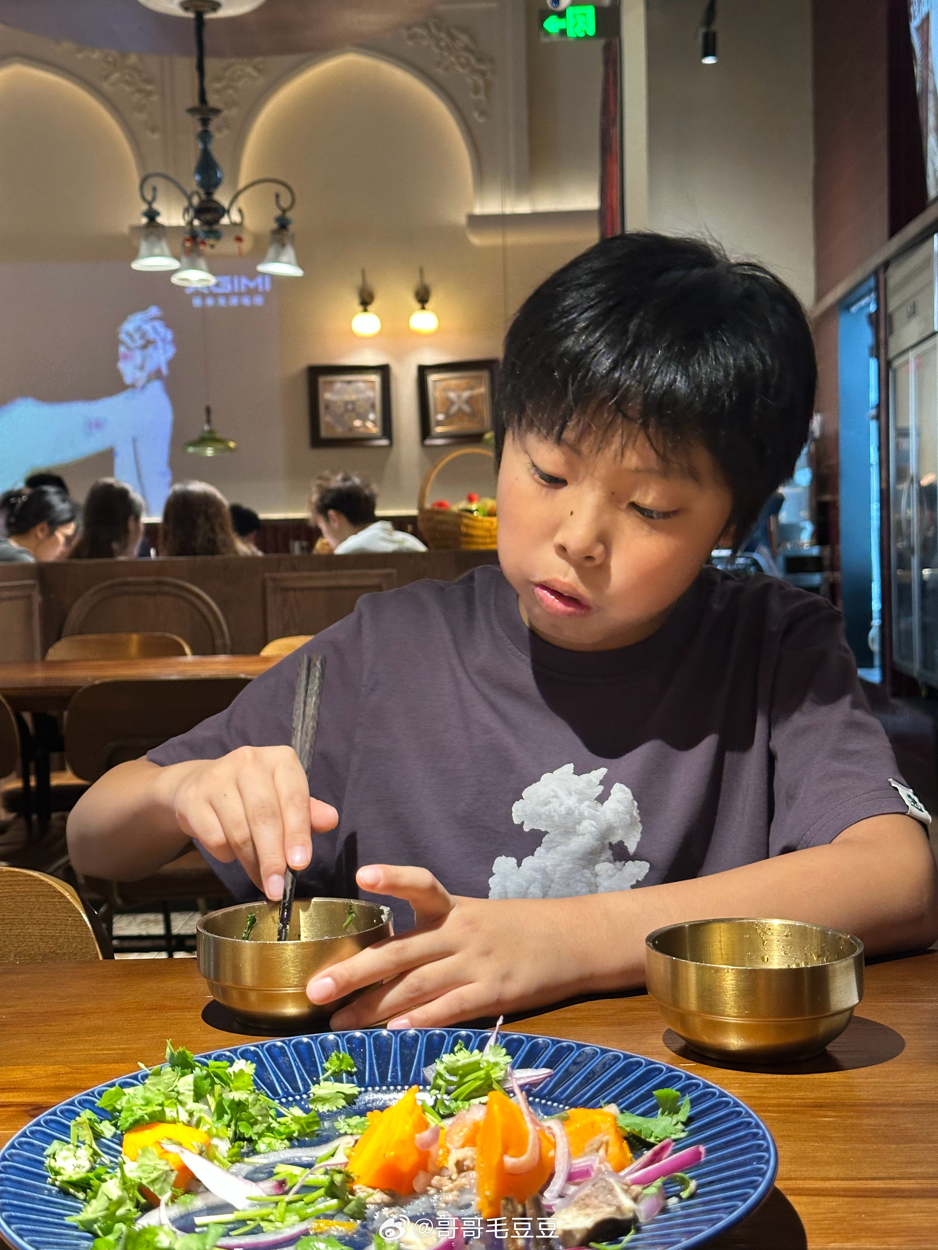 我一共吃了三串羊肉串加一坨手抓羊肉就饱了毛豆吃了三串烤羊肉串三串闷羊肉串外加一整盘手抓羊肉猛将真的是