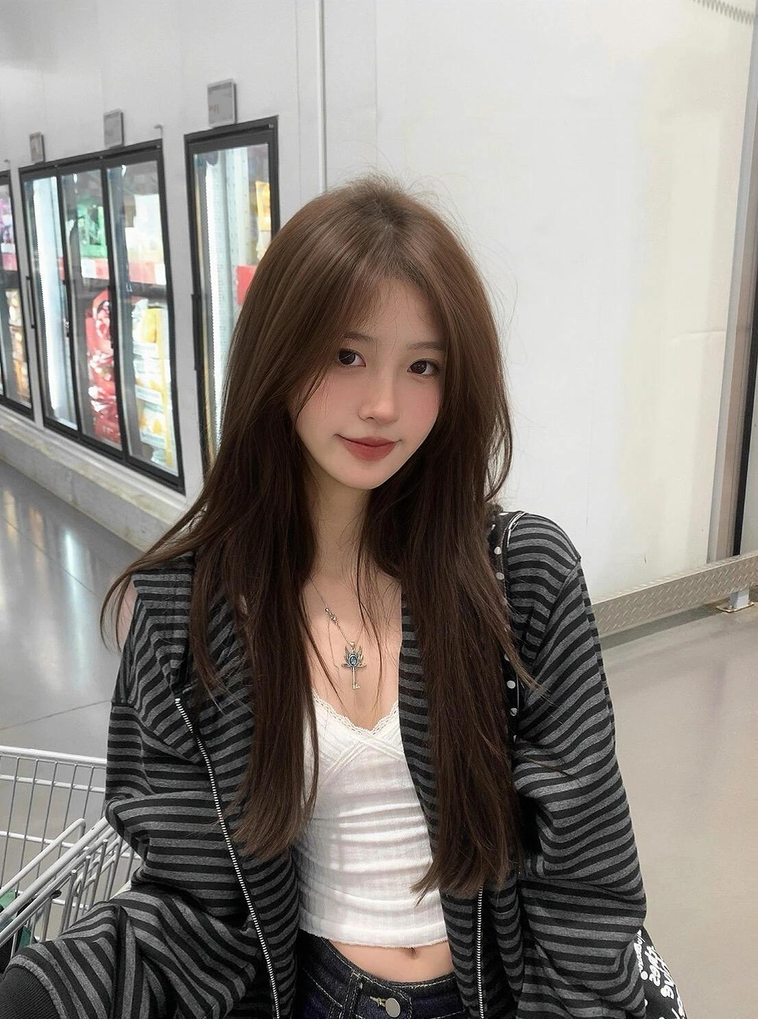 超市闲逛的松弛感时刻，把日常的小美好定格在镜头里，简单的穿搭也能拍出随性的氛围感