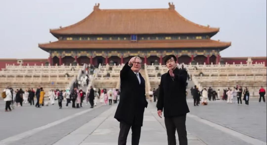 英国首相访华行程启动，游览了故宫。参观过程中，他特意在故宫中轴线驻足，认真聆听工