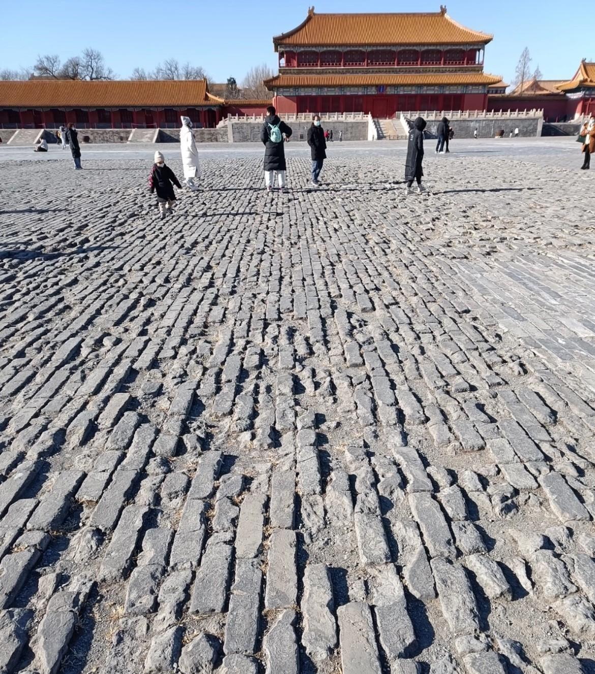 总有人吐槽故宫的地面，坑坑洼洼，跟个乡下土路似的，看着太“寒酸”了。说真的，有这