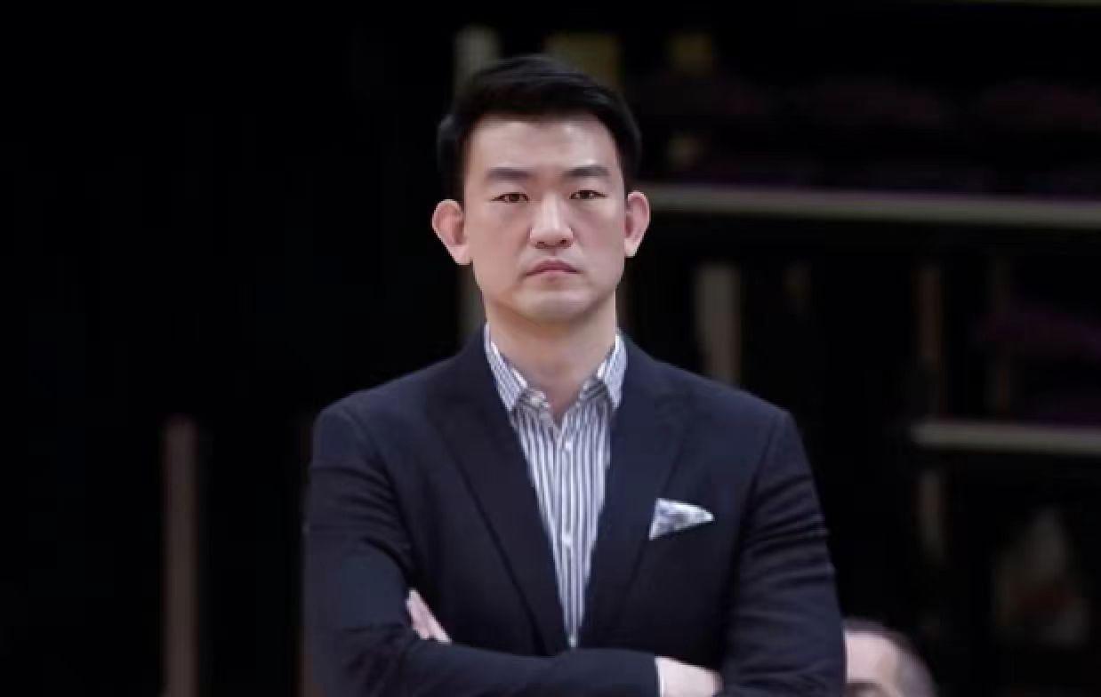 王博坐不住了随着CBA揭幕战上海男篮大胜深圳男篮之后，广厦男篮主教练王博估计