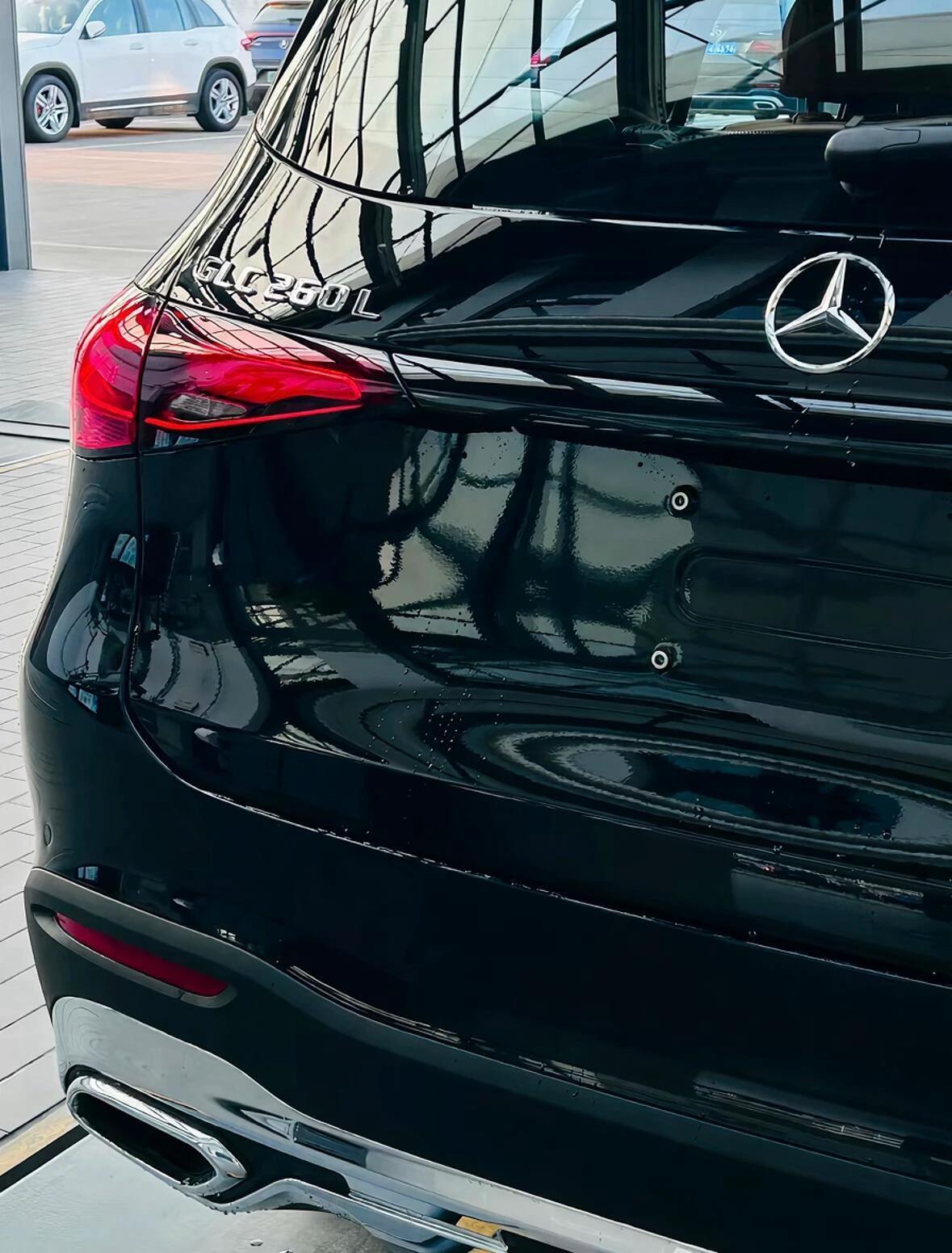 2026款奔驰GLC260黑外棕内指导价351800元806版本全款优惠64