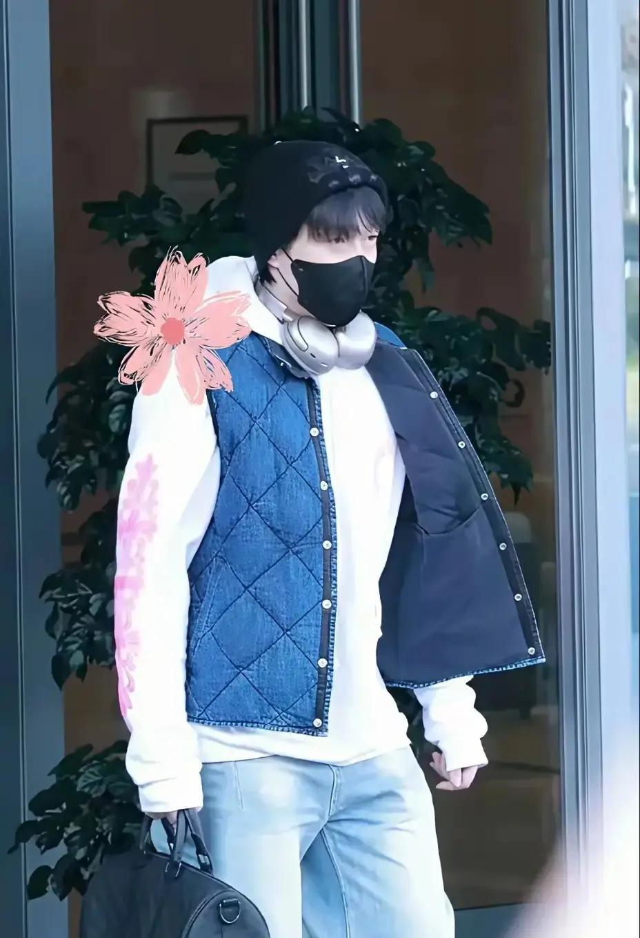 王楚钦穿了件三万五的马甲，照片一出，评论区直接炸锅。有人酸他飘了，说运动员就该