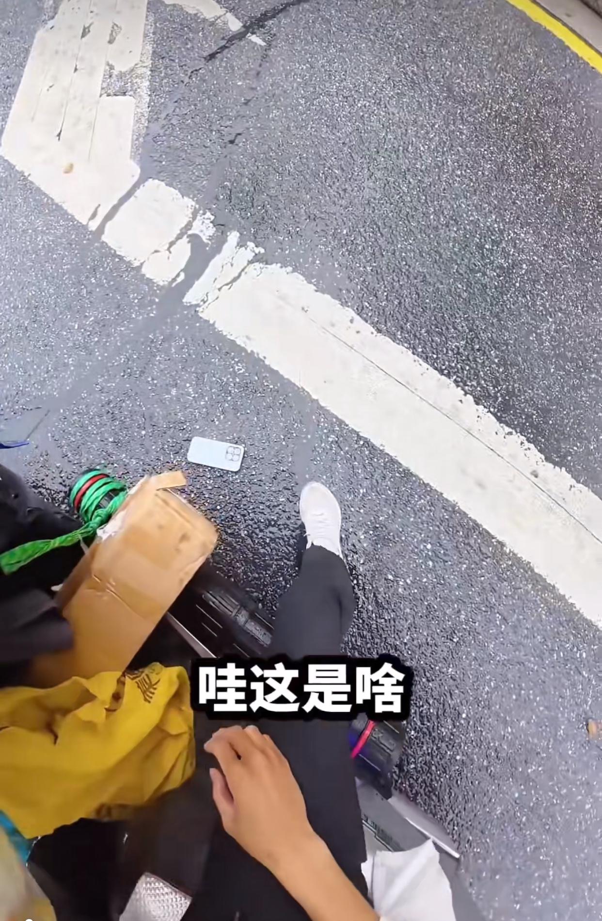 近日湖南郴州，清晨下着绵绵细雨，一名外卖小哥在送餐途中捡到一部手机，不久后女失主