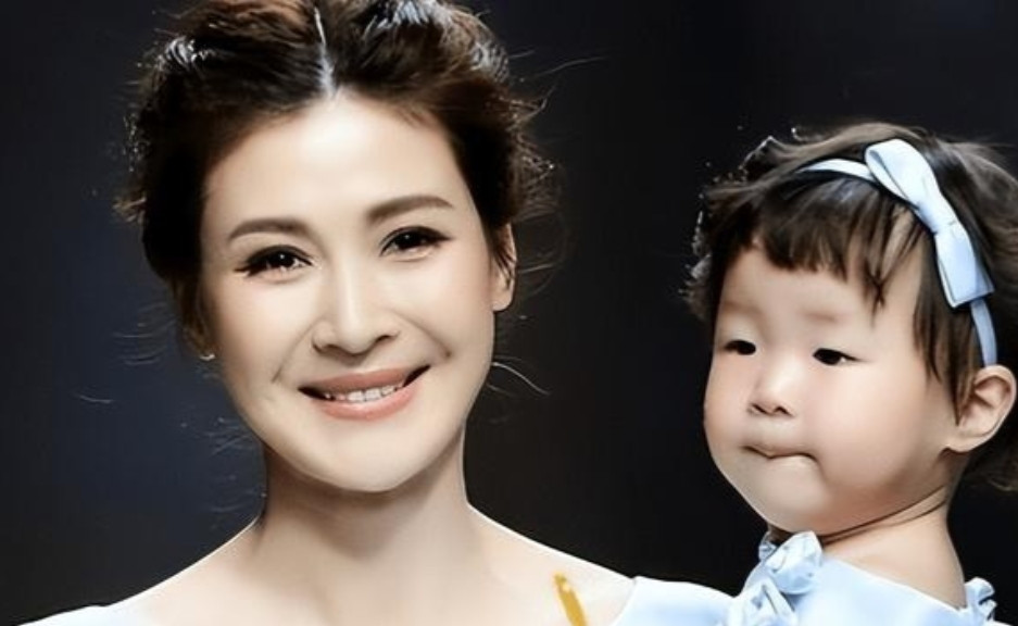 2011年，身家50亿的温州首富周旭辉瞒着原配，看上了“李云龙”的老婆童蕾，面对