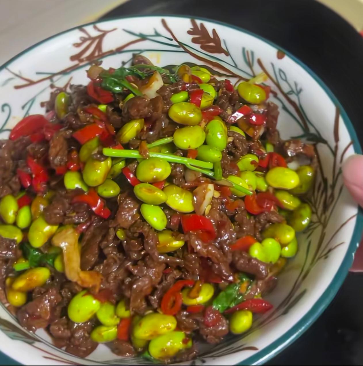 一江西男同事，独自在外打拼，喜好做饭。他很少在外就餐，下班之余就回去自己做饭。