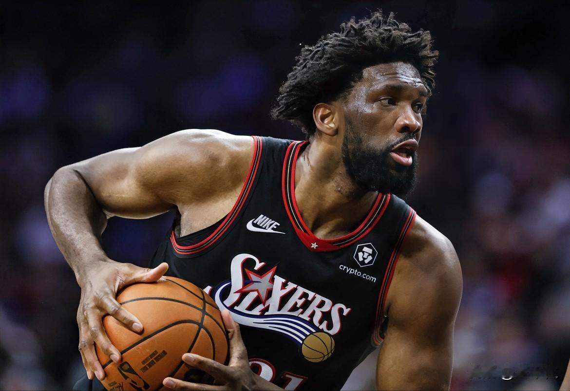 勇士上场13人9400W，场下坐着1.13亿，打成这样完全可以接受。可笑的是76