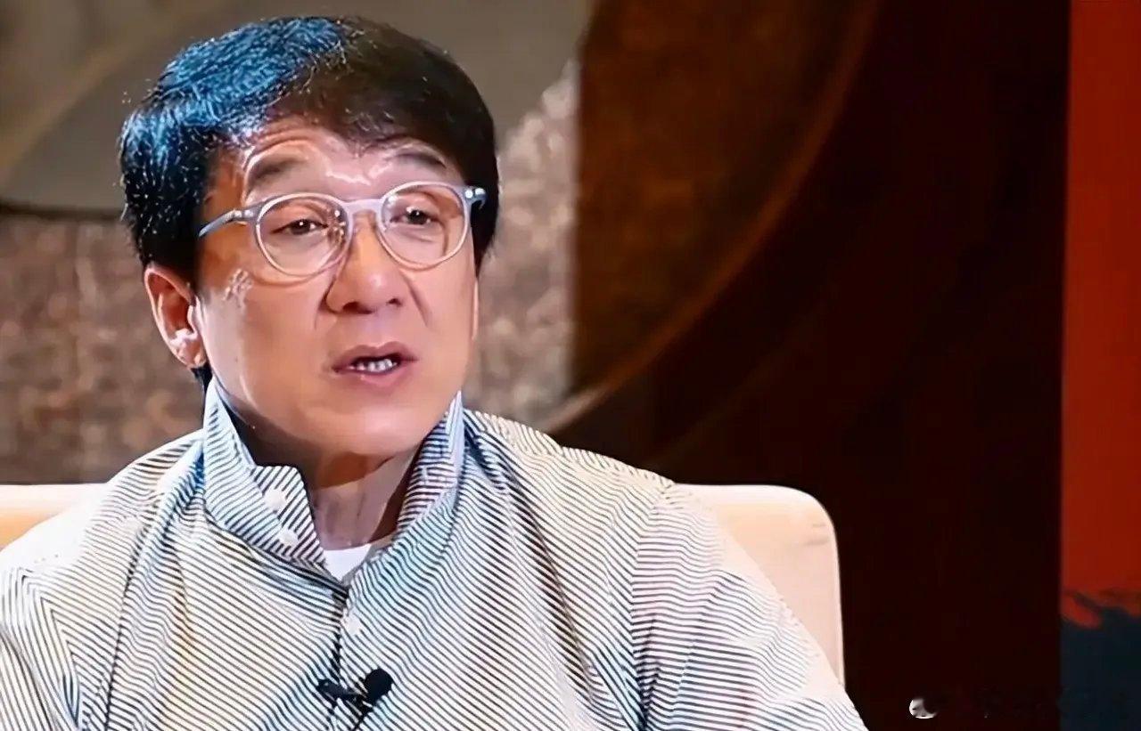 说真的，成龙晚年还不如英达过得舒心。别看成龙钱多地位高，可最想要的东西偏就得不到