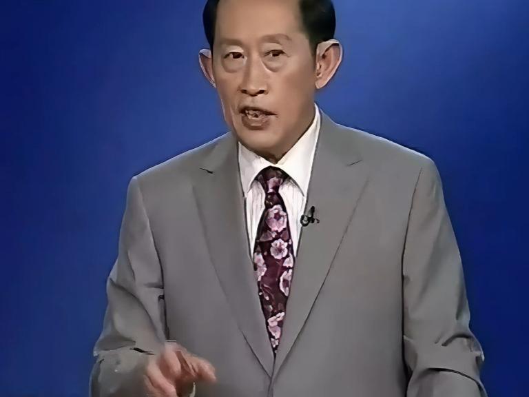 王立群说：“看一个人是不是好人，你就记住这么一句话：小人玩心眼，好人讲真诚，