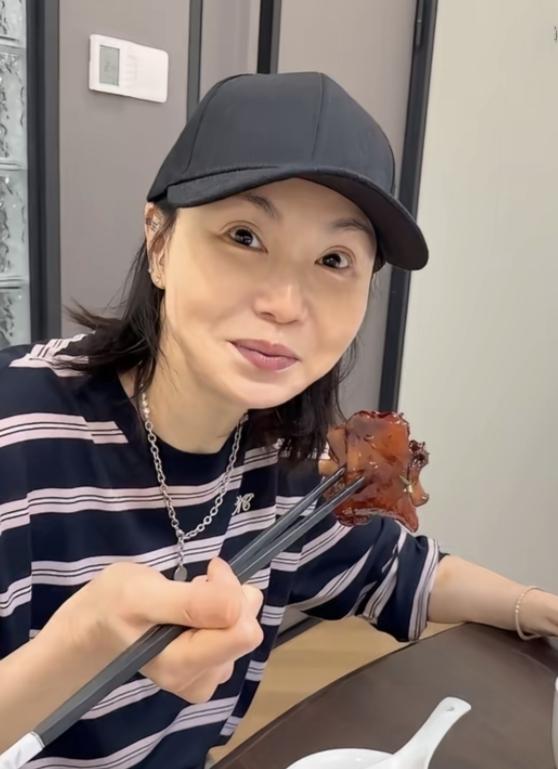 张曼玉在上海吃美食，馋的我也直流口水。