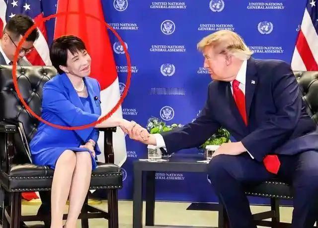 这外交场面太离谱，日本网友都看不下去了！日本首相高市早苗前不久在纽约和特朗普会面
