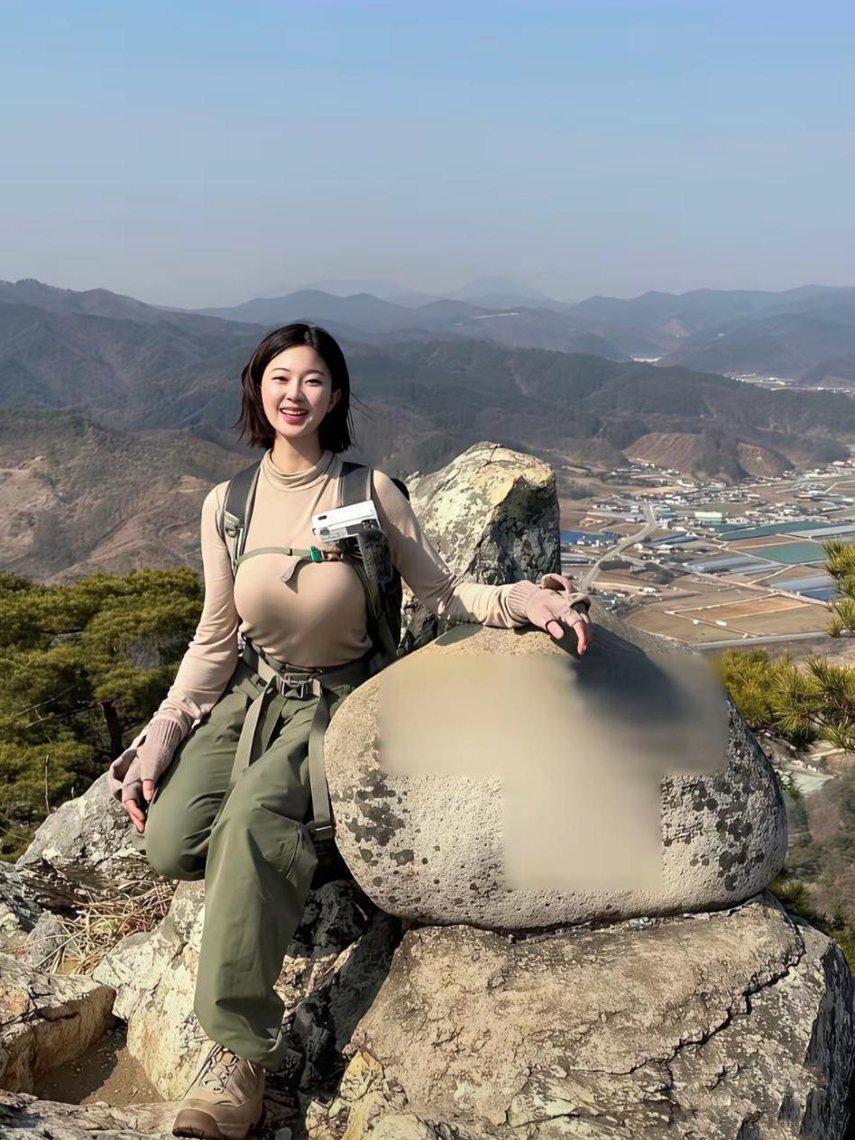 山巅（现代诗）我把自己摊在山巅像一块被风啃薄的石头等你，用一生的颠簸来