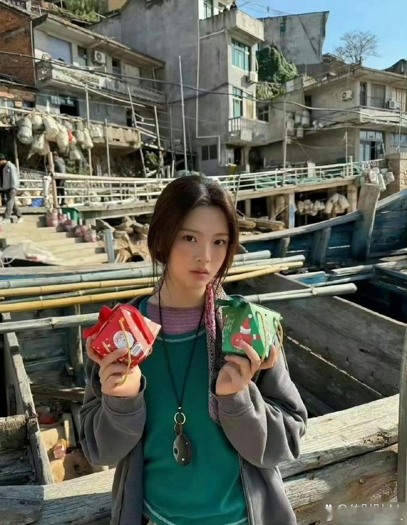 杨超越居然把这么丑的衣服穿出了一种古着感，果然美女就是批麻袋都能出片的