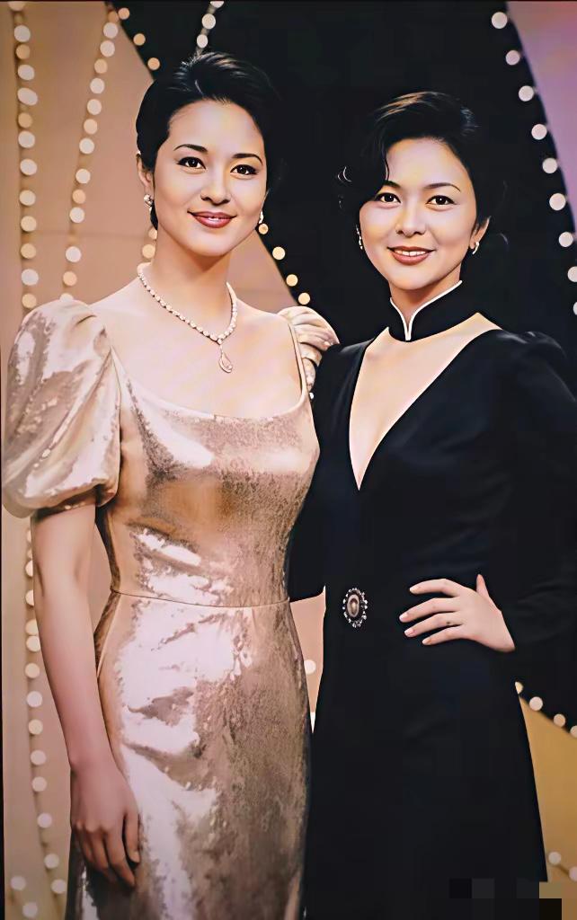 一张老照片合影，我只认出了关之琳，没认出旁边的美女是谁，这气质这身材都要超过关之