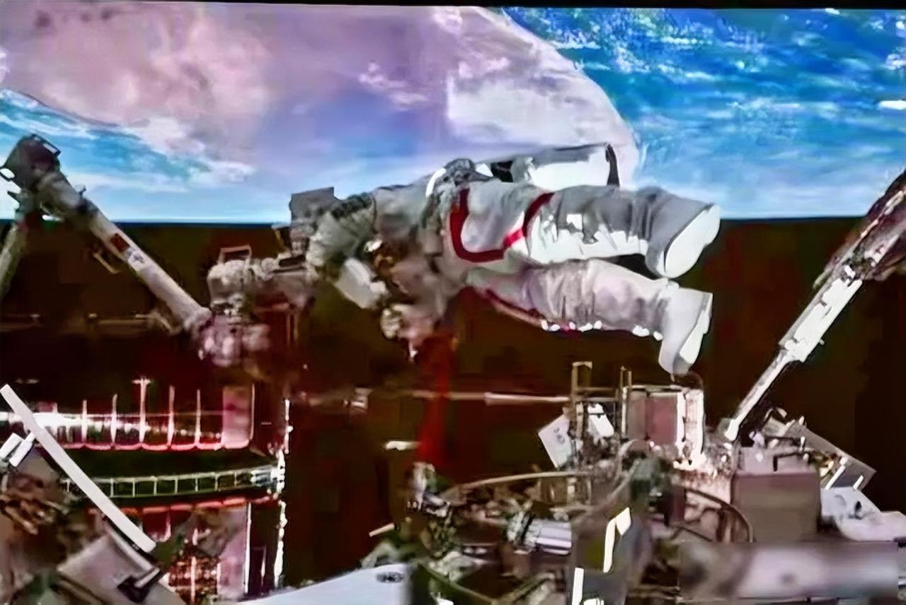 神二十一航天员出舱不但给神二十舷窗做防护，还给空间站做了防护！2025年1