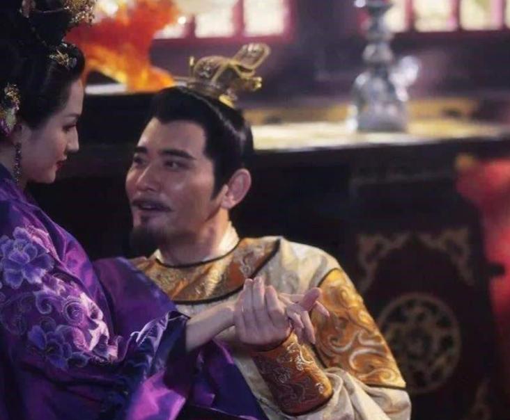 公元604年，隋文帝杨坚病重，宣华夫人陈氏在旁照顾。杨坚入睡，陈氏出门更衣，太子