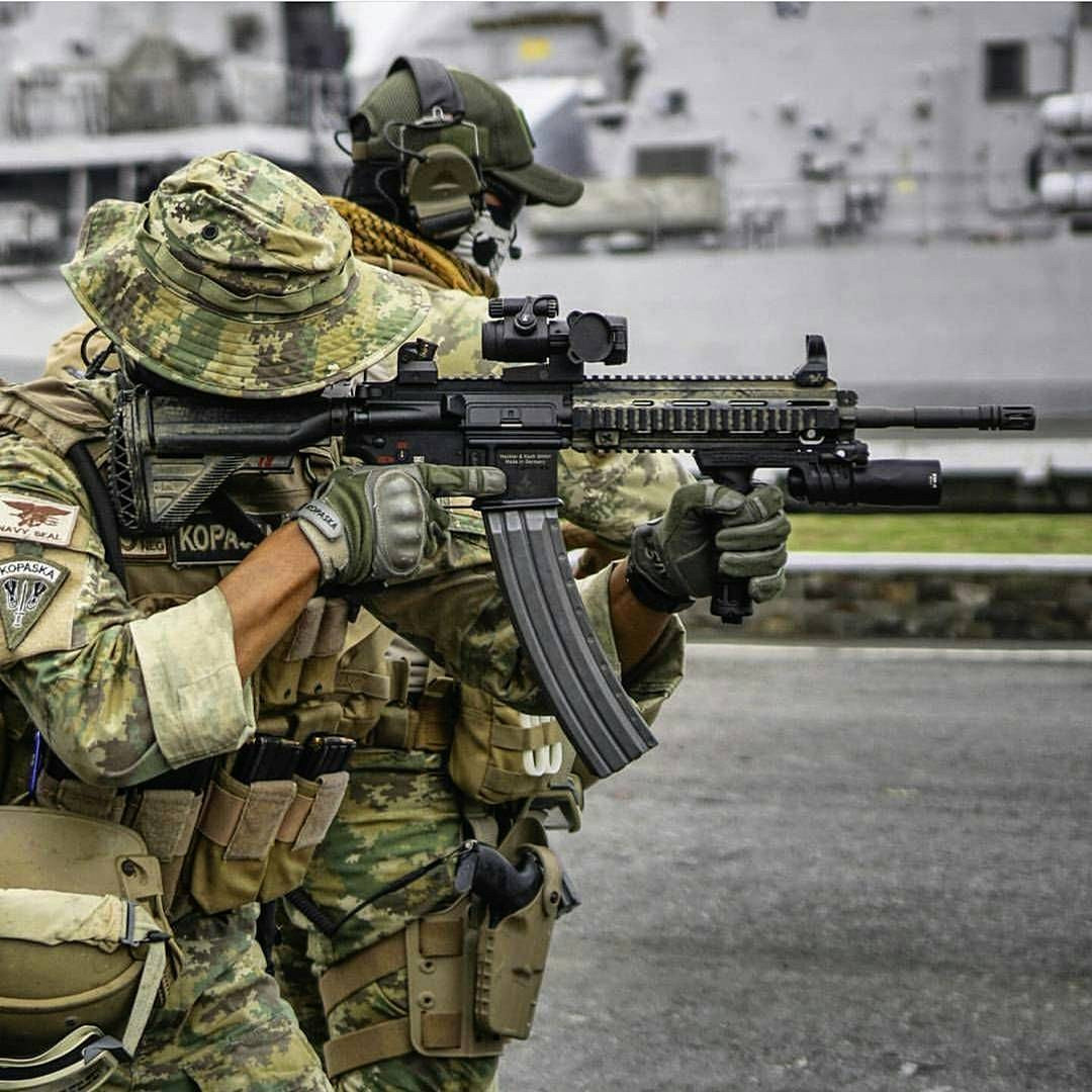 2010年代。印尼海军特种部队使用配有100发SureFire弹匣的HK416