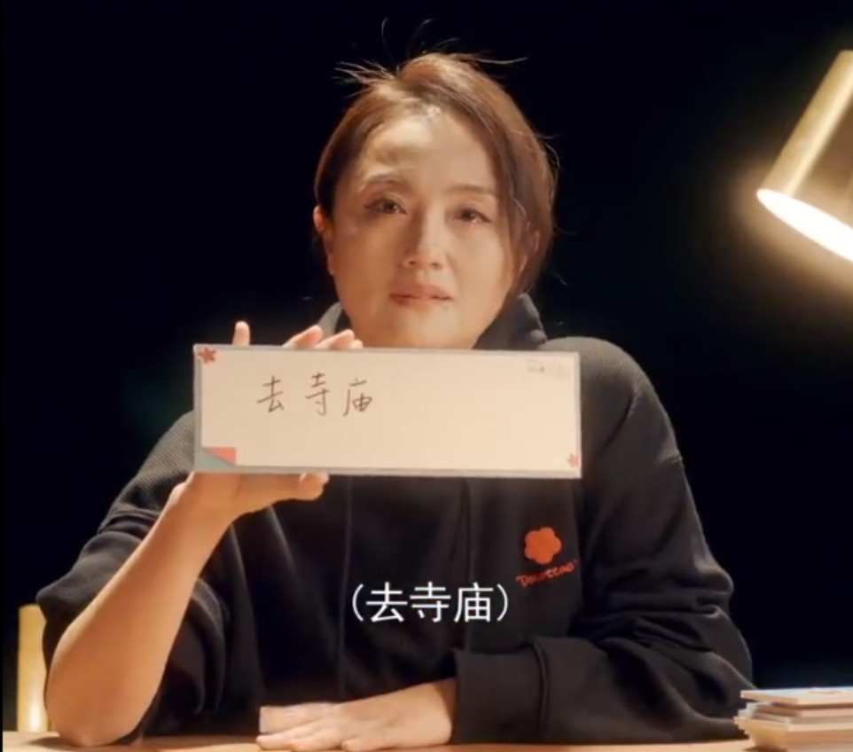 看了朱媛媛生前接受媒体的采访，假如生命终结前只能做两件事，她说出答案，然而如今都
