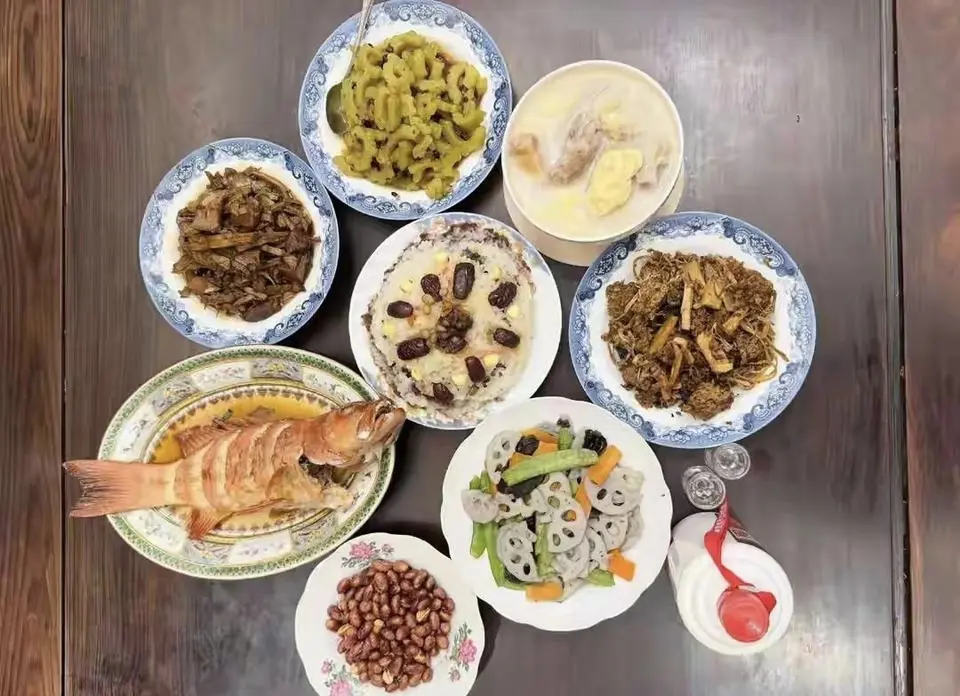 江疏影晒年夜饭，七菜一汤加茅台