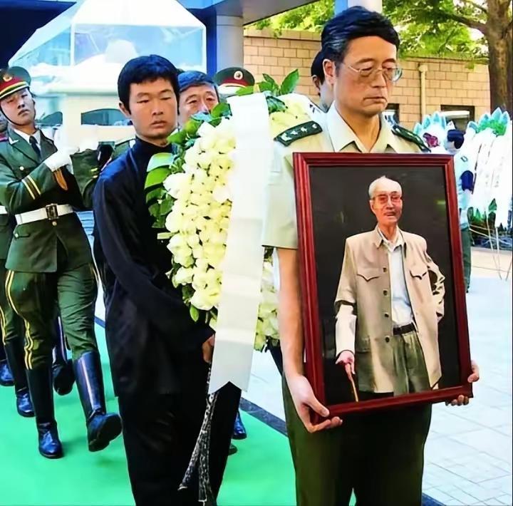 2003年7月，张爱萍将军与世长辞，送别仪式上，礼兵抬灵，长子手捧父亲遗像，神情