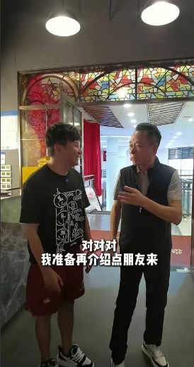 之前一直在美国生活的前上海电视台主持人高源现身上海壹天聚乐部，对于上海许多观众来