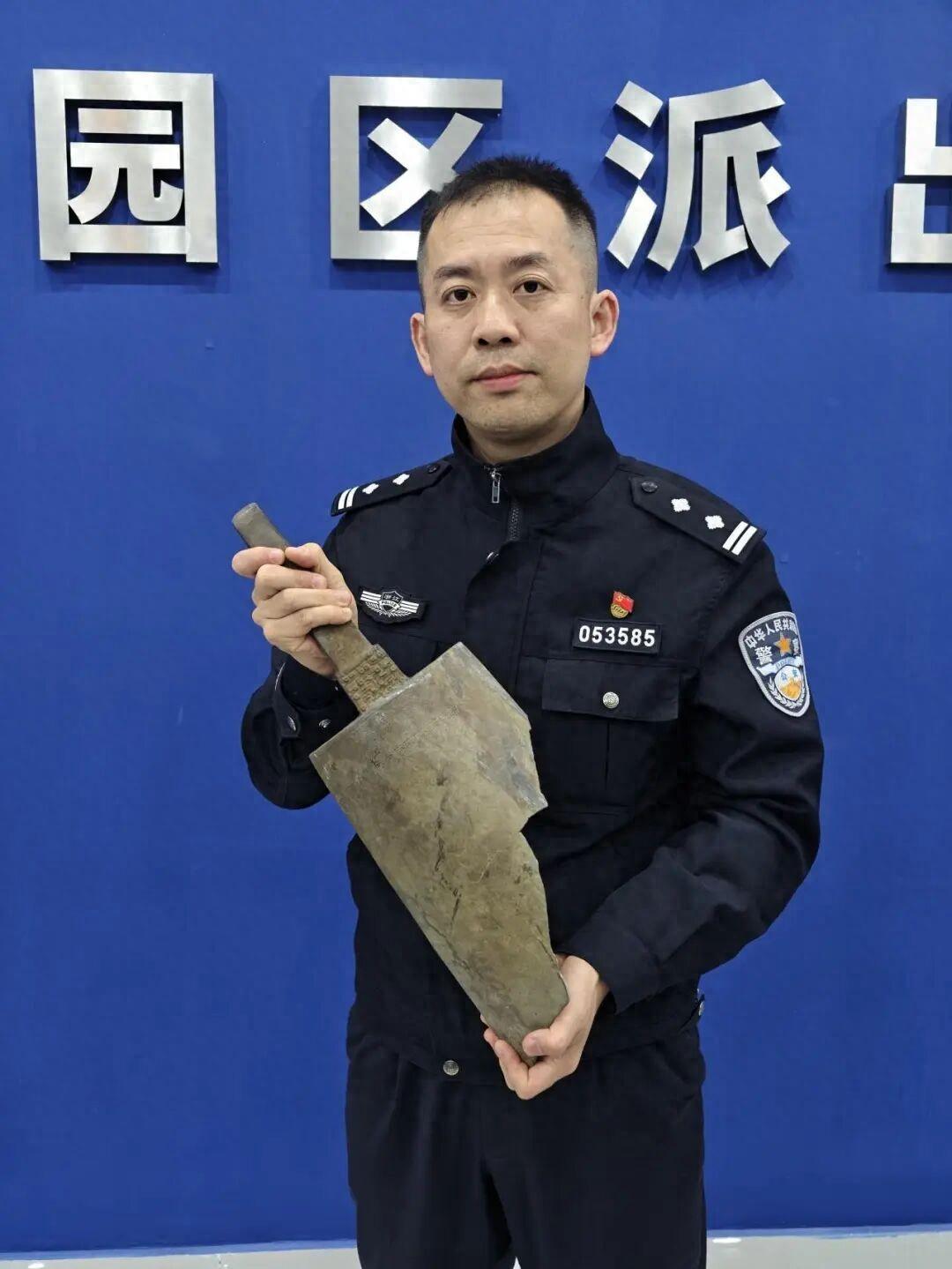 重大发现！4月11日报道，一对收废品的夫妻俩在河边捡废品，翻出一块沉甸甸长满绿锈