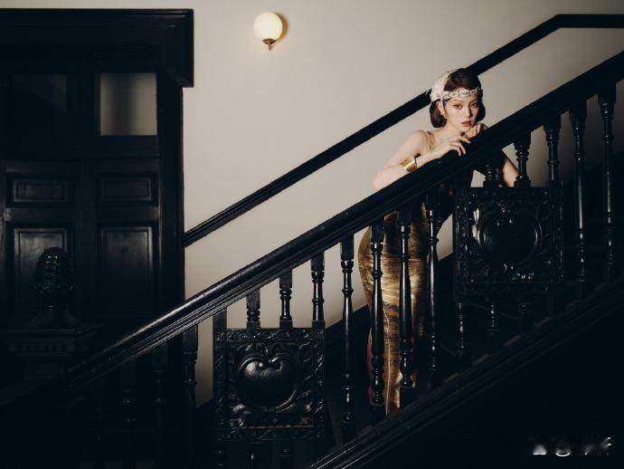 欧阳娜娜巴黎封神！黄金黛茜造型炸裂全网：这才是顶流审美？昨晚巴黎的夜，被一个