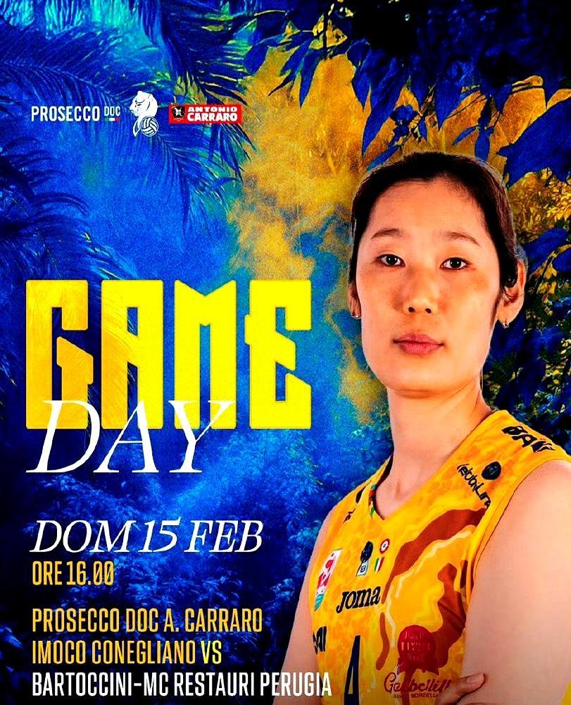 22比24，球队站在悬崖边上，教练才把朱婷派了上去。球发过来，朱婷起跳，一