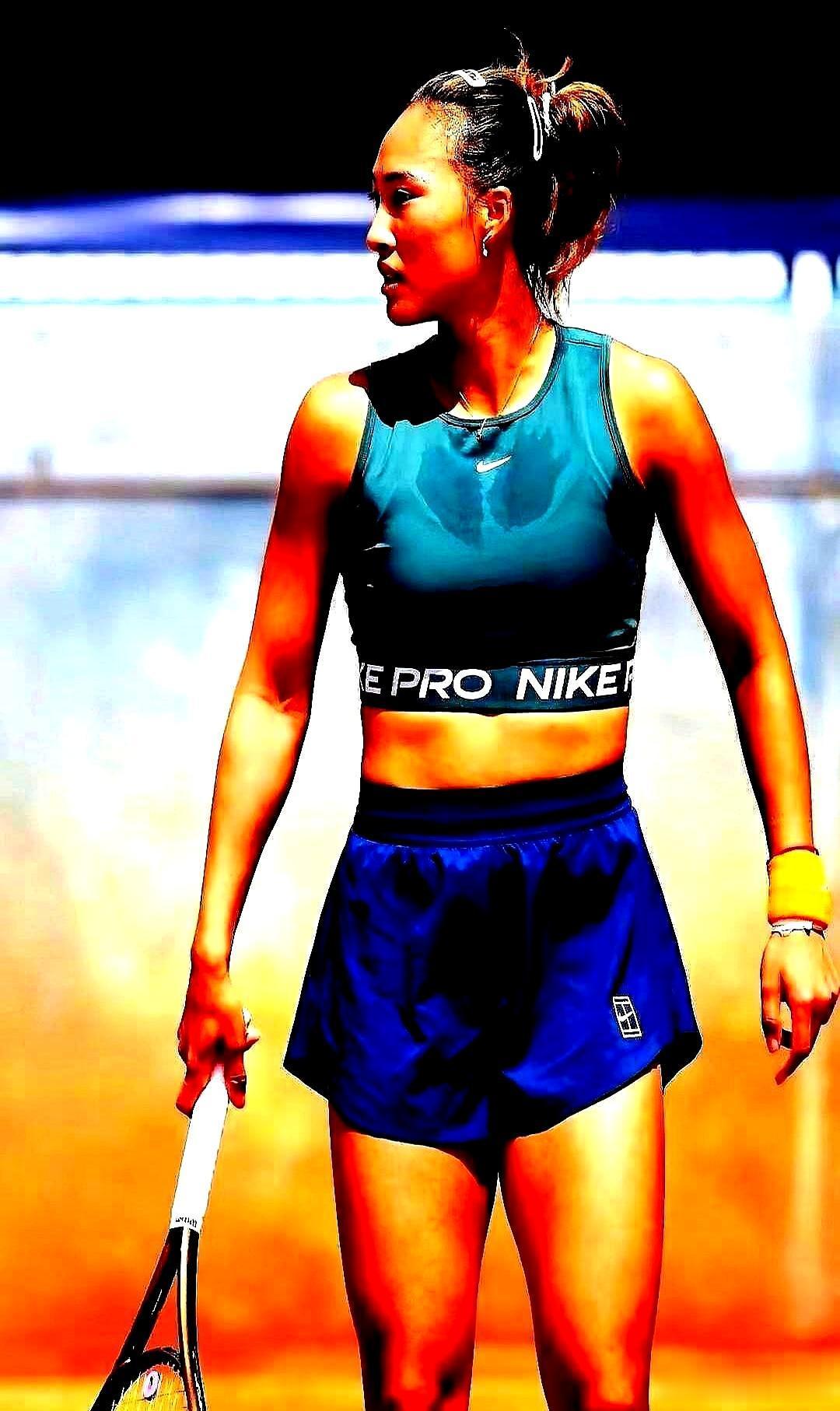 郑钦文把澳网签退了。一句话：肘子没好透，她不想拿职业生涯赌一场大满贯。