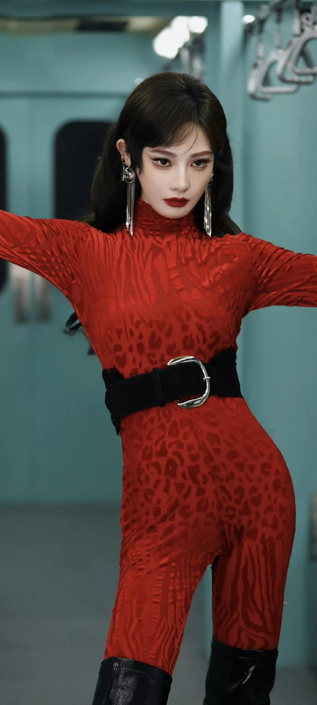 彭小冉壁纸～红纹贴身+大腰带，性感又野性的魅力暴击！