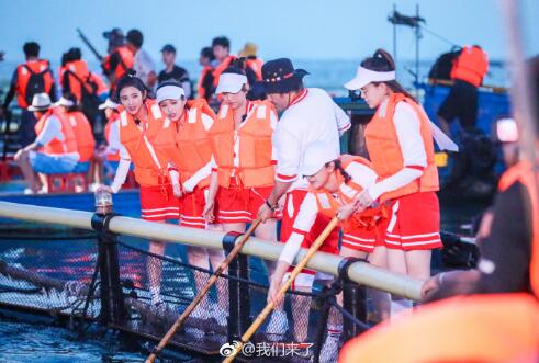 我们来了关之琳当选校花开帆船 使用流利的英文朗诵诗歌海边