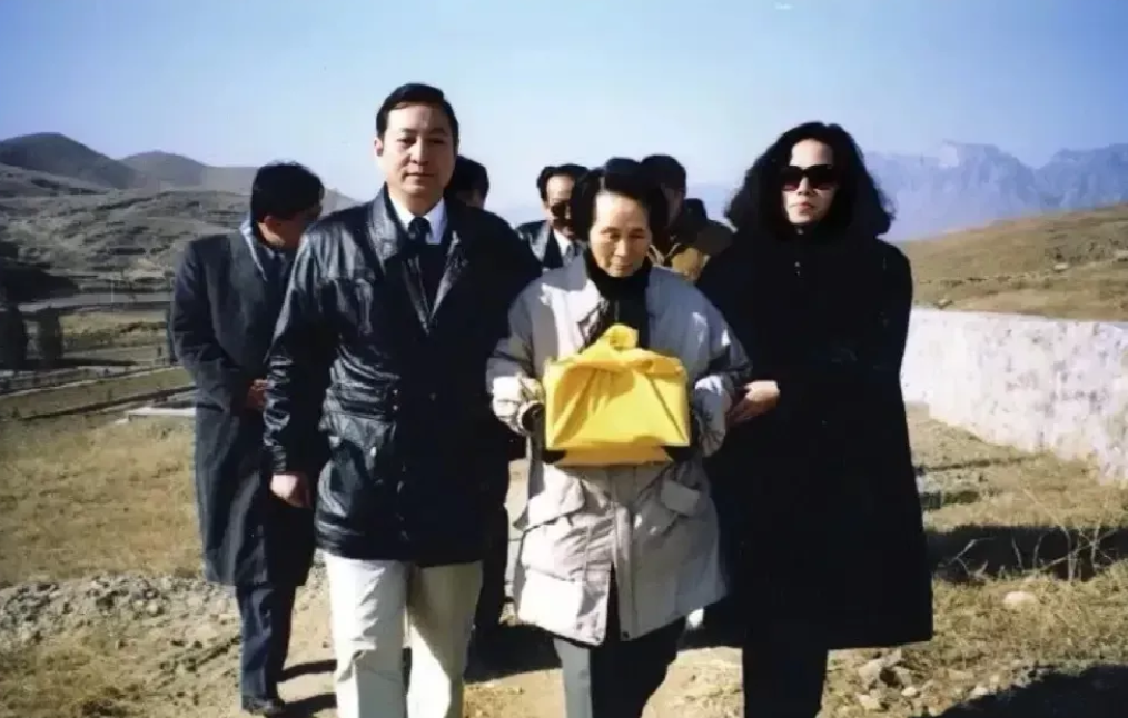 1995年1月，溥仪遗孀李淑贤，手捧溥仪的骨灰盒，迁葬于清西陵附近的华龙皇家陵园
