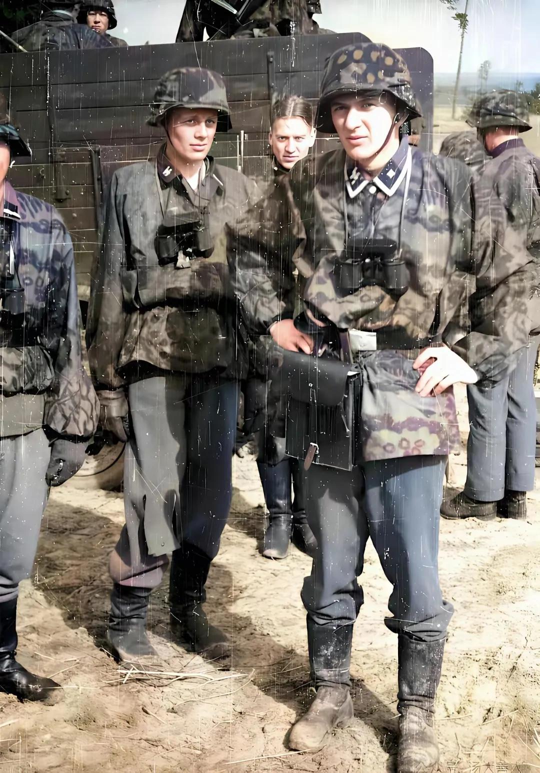 1937年党卫军就开始配备迷彩罩衫，最初供摩托化步兵用，在“巴巴罗莎”行动早期大