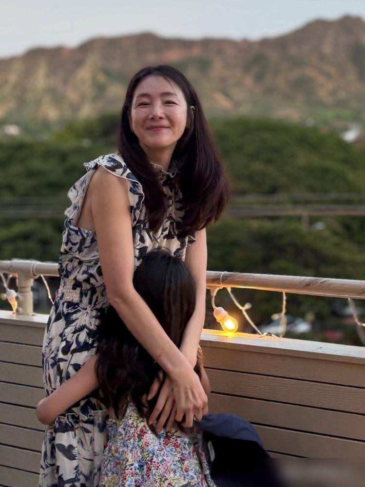 46岁，韩剧顶流崔智友，高龄产女。在镜头前，她是呼风唤雨的大明星。回到家，