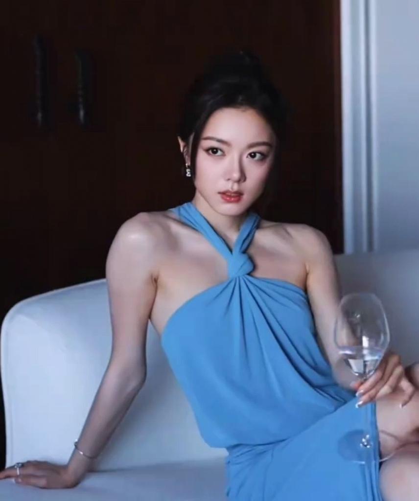 赵今麦纯欲写真，蓝色长裙很显身材，太漂亮啦[赞][赞][比心]娱