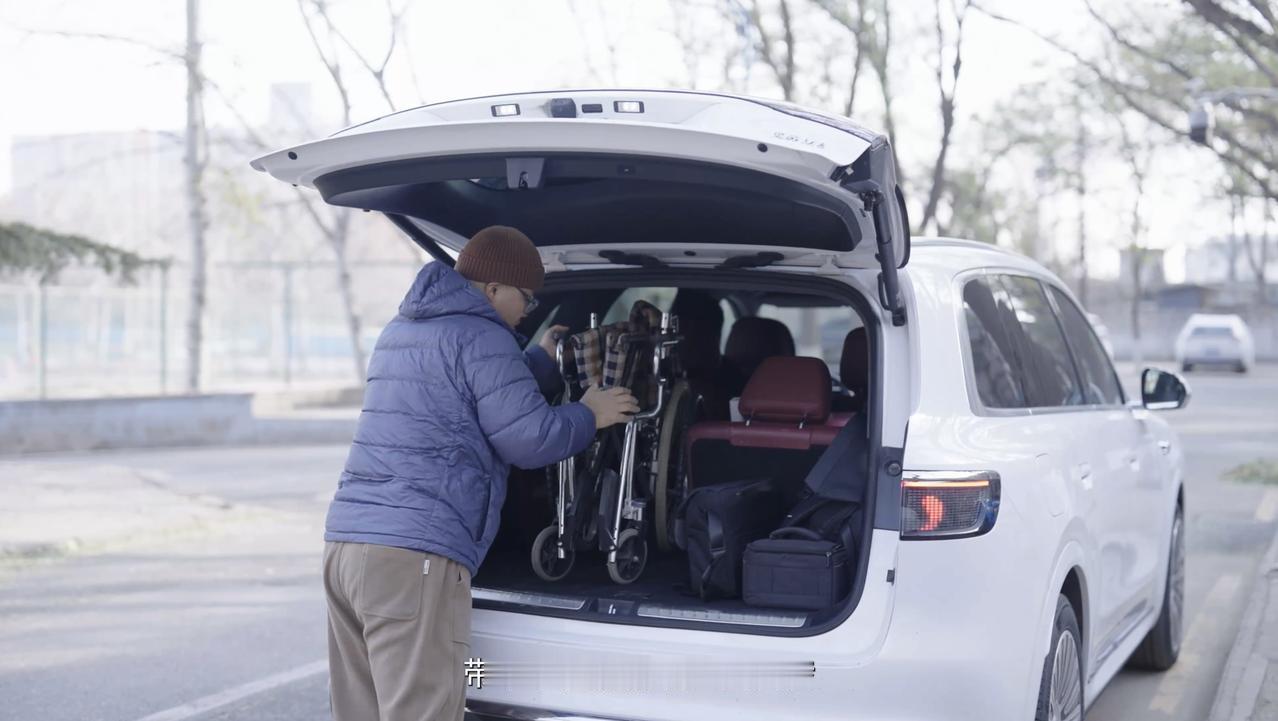 问界M8车主提车三个月回了两次老家,爸妈很满意作为问界M8车主,我敢说它彻底改