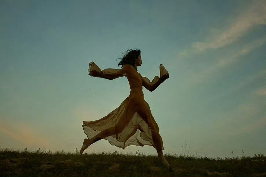 只要“我”这个东西暂时不在身体里面，身体即刻就可以跳舞，这就是生命本来的喜悦。—