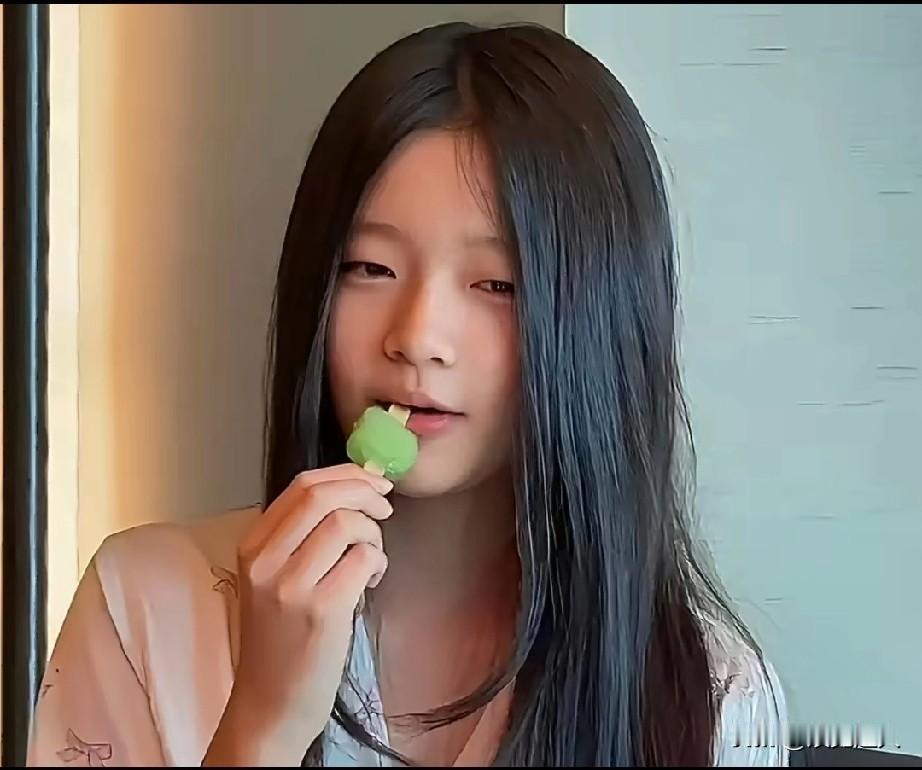 大S女儿小玥儿正脸被拍了！好多人说她模样像爸爸汪小菲，气质随妈妈大S，不过我倒