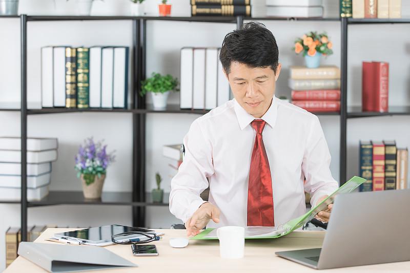 中心校长卡职称签字，吃拿卡要，真让人寒心评职称，材料齐全，条件够格，到了校长